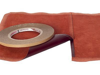 Doppelklebeband bei der Ledertaschenmontage