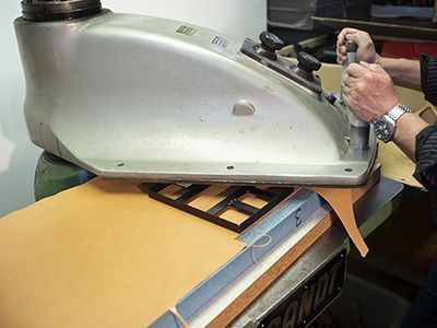 Stanzmaschinen für die Ledertaschenherstellung